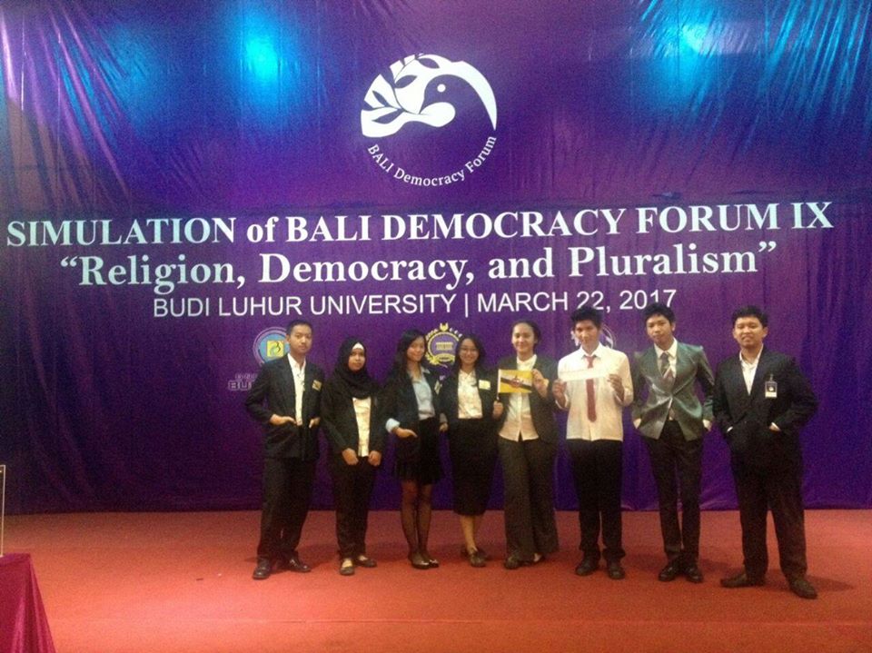 KEGIATAN EKSKUL ENGLISH CLUB DI UNIVERSITAS BUDI LUHUR T.P. 2016/2017