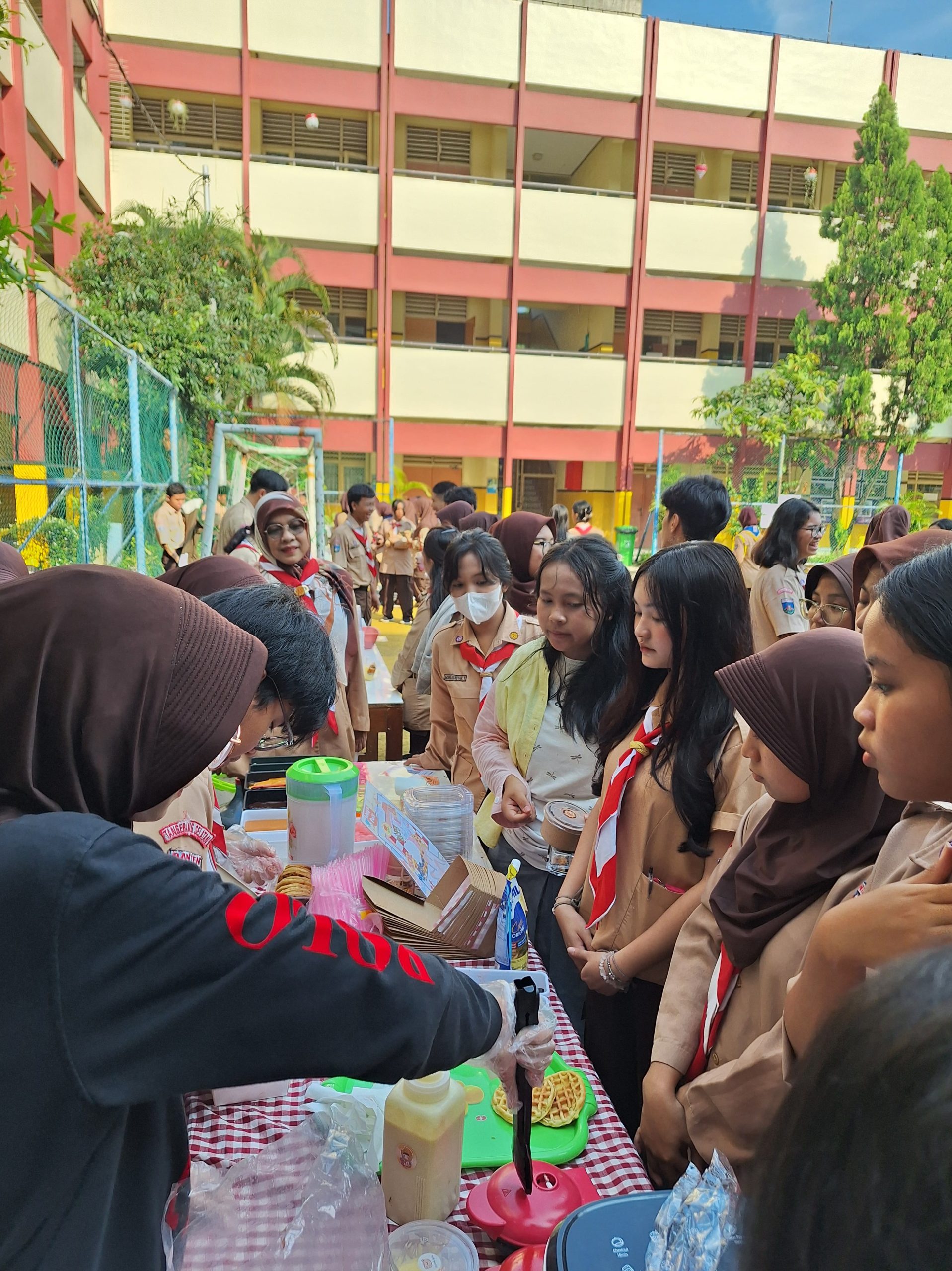 Semangat Wirausaha Siswa Kelas 11 SMA Yadika 6: Belajar Bisnis dari Lapangan Sekolah!